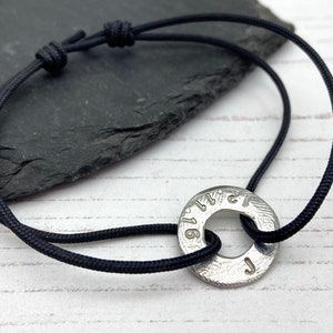 Tinnen verjaardagscadeau aangepaste armband - armband 10e verjaardag datum - eenvoudige armband met bericht voor hem - 10 jaar getrouwd cadeau voor haar