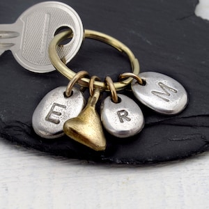 Llavero familiar nuevo personalizado, Llavero con iniciales familiares, Iniciales y llavero de corazón de bronce, Regalo del Día de la Madre, Llavero de regalo para el nuevo hogar,