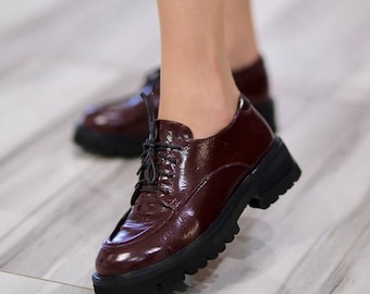 Zapatos Oxford de piel burdeos para mujer, con plataforma y suela gruesa, hechos a mano.