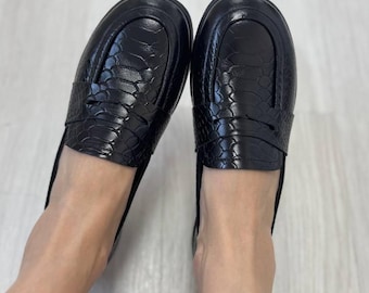 Mocasines de piel con puntera ancha: Zapatos de piel de reptil negros con conexión a tierra