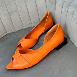 Zapatos planos de punta abierta de cuero naranja hechos a mano: zapatos de verano con punta abierta para mujer