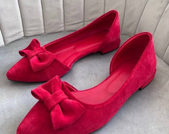 Rote Ballerinas aus Wildleder mit Schleife