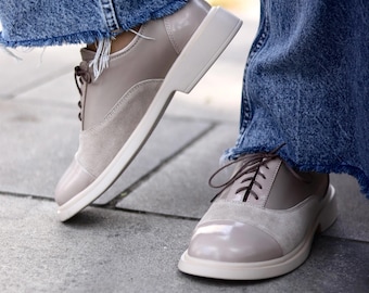 Zapatos Oxford beige de cuero hechos a mano y personalizados: Brogue para mujer, sin caída