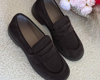 Mocasines de ante marrón hechos a mano: cómodos y con puntera ancha