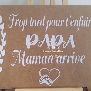 Wooden wedding sign, procession too late to run away Dad, Mom is coming (30 x 40 cm)