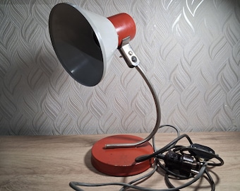 ヴィンテージ・ミッドセンチュリー・インダストリアル・テーブルランプ。ルーマニアのグティラックス社製。シェードは角度調整可能で、ピンポイント照明が可能。