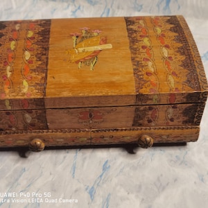 Scatola porta sigarette vintage in legno pirografata e dipinta. Decorazione per la casa. Souvenir bulgaro.
