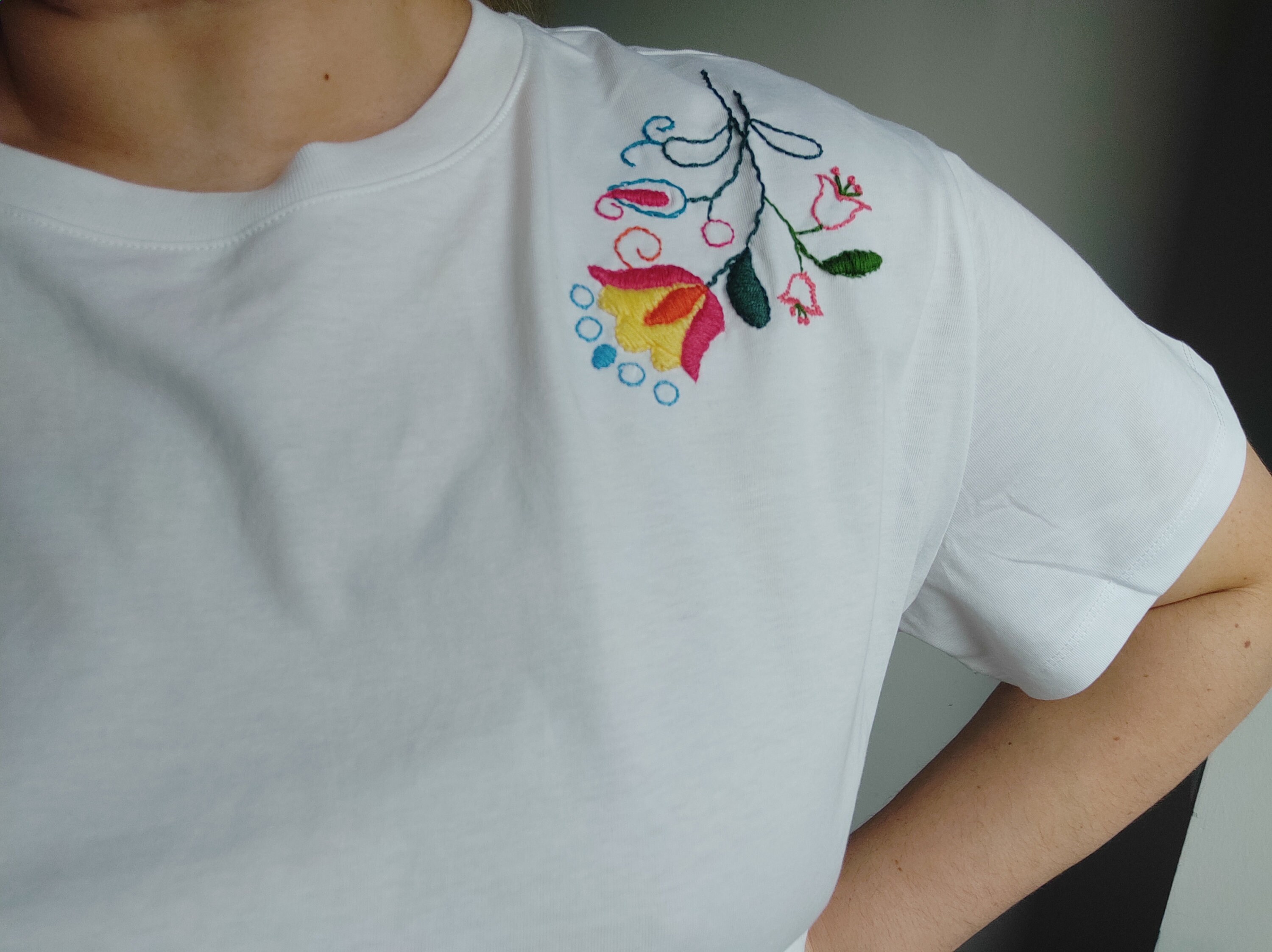 White Cotton T-shirt With Hand Embroidery. T-shirt With