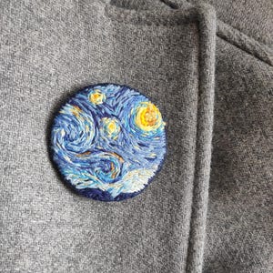 Broszka haftowana ręcznie na podstawie obrazu „Gwiaździsta noc” Vincenta Van Gogha. Unikalna haftowana dekoracja