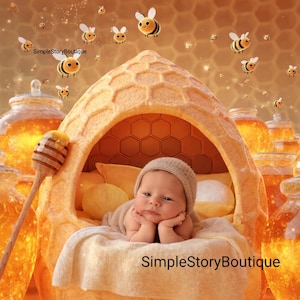 Puede incluir: Un bebé recién nacido con gorro de punto descansa en un accesorio con temática de miel, rodeado de tarros de miel y abejas animadas. El accesorio tiene forma de panal, con el texto "SimpleStoryBoutique" en la parte inferior.