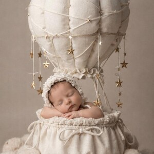 Digital bakgrund för nyföddfotografering med varmluftsballong, neutral krämfärgad babyfotoprops, vintage ballonguppsättning, bakgrund för nyföddfotografering