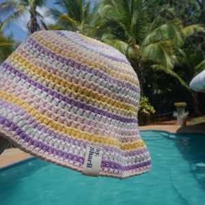 Sonnenhut gehäkelt Fischerhut Buckethat crochet gestreift flieder gelb weiß rosa Bild 1