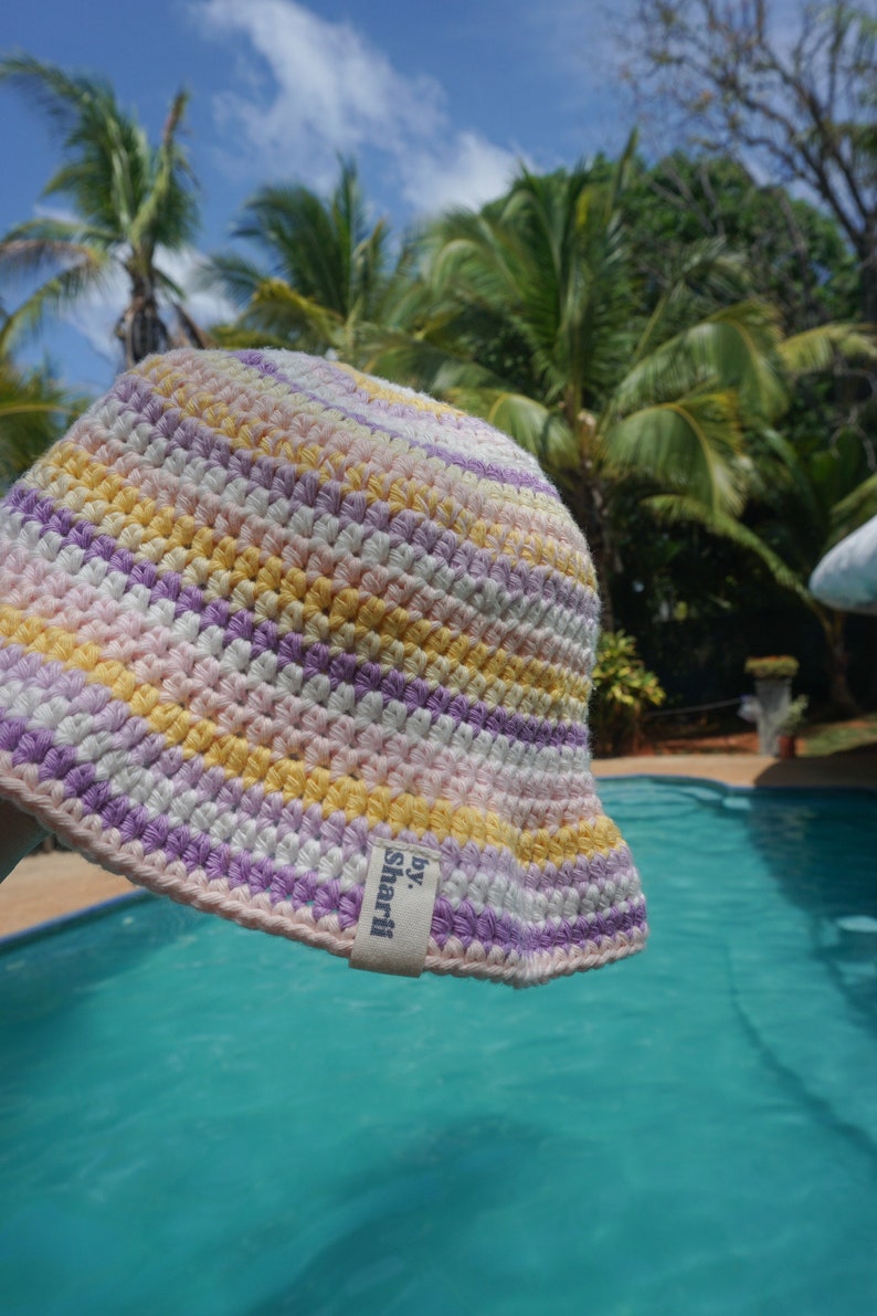 Sonnenhut gehäkelt Fischerhut Buckethat crochet gestreift flieder gelb weiß rosa Bild 1