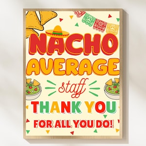 Puede incluir: Una impresión enmarcada con el texto "Nacho Average Staff Thank You For All You Do!" en rojo, amarillo y verde. El diseño incluye imágenes de nachos, un sombrero y guacamole. La impresión tiene un marco de madera clara.