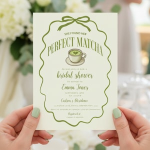 Puede incluir: Una invitación de despedida de soltera de color crema con texto verde y un borde decorativo. El texto dice "She found her Perfect Matcha" con una ilustración de taza de té matcha. La invitación incluye detalles para la despedida de soltera de Emma Jones.