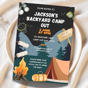Könnte beinhalten: Eine Einladung zu einem Camping-Event im Garten. Die Einladung zeigt ein Lagerfeuer, ein Zelt, einen Schlafsack und ein Schild mit der Aufschrift "Let's go camping!" Der Text auf der Einladung lautet: "You're invited to Jackson's Backyard Camp Out 5 June at 4pm 123 Backyard Lane, Camp Out Way, 5555 RSVP to Amanda by June 1st CN 0000000000 Please bring your sleeping bag if you would like to spend the night"