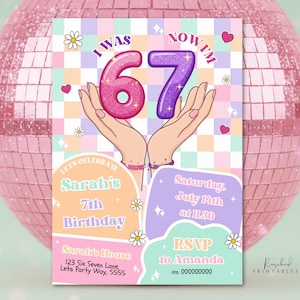 Op de afbeelding: Een kleurrijke verjaardagsuitnodiging met de tekst "I WAS 67 NOW I'M" in roze en paarse glitter. De uitnodiging bevat details voor Sarah's 7e verjaardag, met een discobal achtergrond en madeliefjes accenten.