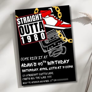 Puede incluir: Una invitación de fiesta de cumpleaños en blanco y negro con una zapatilla roja y blanca, una cinta de casete y cadenas doradas. El texto dice "Straight Outta 1980" y "Come Kick It At Adam's 40th Birthday".