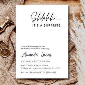 Pu&ograve; includere: Un biglietto d'invito bianco con la scritta "Shhhh... IT'S A SURPRISE!" in un carattere elegante. Il biglietto include i dettagli per una festa di compleanno per i 21 anni in onore di Amanda Lucas, con data, ora e luogo. Sigilli di cera dorati e un timbro di cera sono visibili.