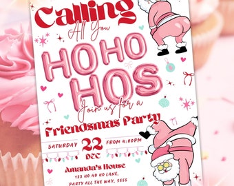 Pode incluir: Convite para a festa Friendsmas em rosa e branco com o texto "Calling All You HOHO HOS". O convite inclui ilustrações do Papai Noel e detalhes da festa, incluindo data, hora e local.