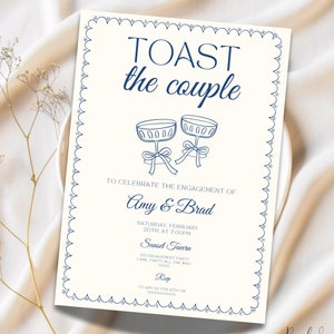 Może przedstawiać: Biała kartka z niebieską ramką i tekstem "TOAST the couple" z rysunkiem dwóch kieliszków szampana. Tekst poniżej głosi "To celebrate the engagement of Amy & Brad" i zawiera datę, godzinę i miejsce przyjęcia zaręczynowego.
