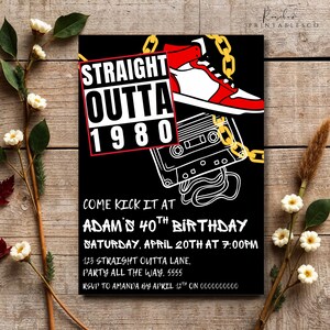 K&ouml;nnte beinhalten: Eine schwarz-wei&szlig;e Geburtstagseinladung mit dem Text "Straight Outta 1980" in Rot und Wei&szlig;. Die Einladung zeigt ein Kassettenband, eine goldene Kette und einen rot-wei&szlig;en Sneaker. Der Text "Come Kick It At Adam's 40th Birthday" ist in Wei&szlig; mit schwarzem Umriss. Datum und Uhrzeit der Party sind unten aufgef&uuml;hrt. Die Einladung enth&auml;lt auch die Adresse und RSVP-Informationen.