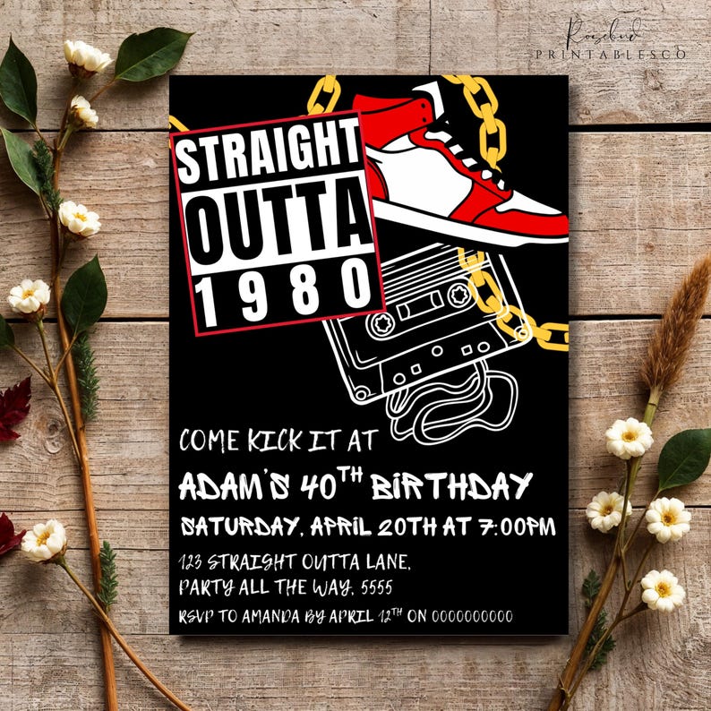 K&ouml;nnte beinhalten: Eine schwarz-wei&szlig;e Geburtstagseinladung mit dem Text "Straight Outta 1980" in Rot und Wei&szlig;. Die Einladung zeigt ein Kassettenband, eine goldene Kette und einen rot-wei&szlig;en Sneaker. Der Text "Come Kick It At Adam's 40th Birthday" ist in Wei&szlig; mit schwarzem Umriss. Datum und Uhrzeit der Party sind unten aufgef&uuml;hrt. Die Einladung enth&auml;lt auch die Adresse und RSVP-Informationen.