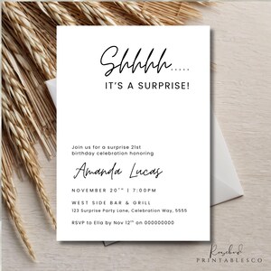 Pu&ograve; includere: Un biglietto d'invito bianco con testo nero che recita "Shhhh... IT'S A SURPRISE!" e i dettagli per una festa a sorpresa per il 21&deg; compleanno in onore di Amanda Lucas. Include data, ora e luogo.