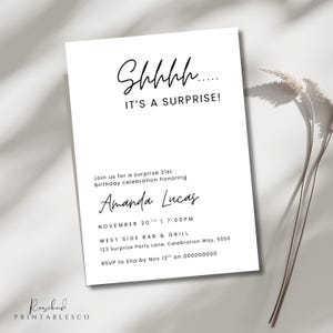 Pu&ograve; includere: Un biglietto d'invito bianco con testo nero che recita "Shhhh... IT'S A SURPRISE!" e i dettagli per una festa del 21&deg; compleanno in onore di Amanda Lucas. Il biglietto include data, ora e luogo.