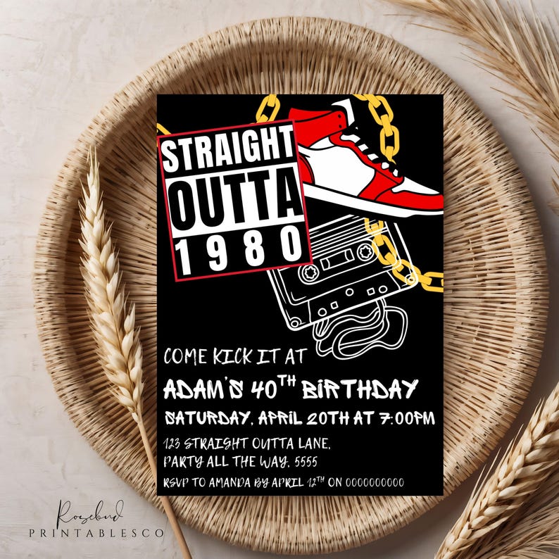 K&ouml;nnte beinhalten: Schwarz-wei&szlig;e Geburtstagseinladung mit einem rot-wei&szlig;en Sneaker, einem Kassettenband und goldenen Ketten. Der Text lautet "Straight Outta 1980" und "Come Kick It At Adam's 40th Birthday".
