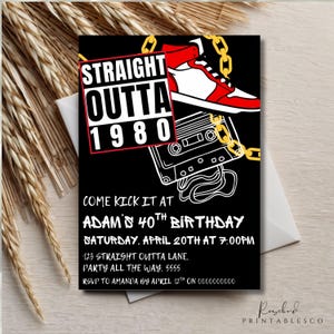 K&ouml;nnte beinhalten: Schwarz-wei&szlig;e Geburtstagseinladung mit dem Text "Straight Outta 1980" in Rot und Gelb. Die Einladung zeigt ein Kassettenband, eine goldene Kette und einen rot-wei&szlig;en High-Top-Sneaker.