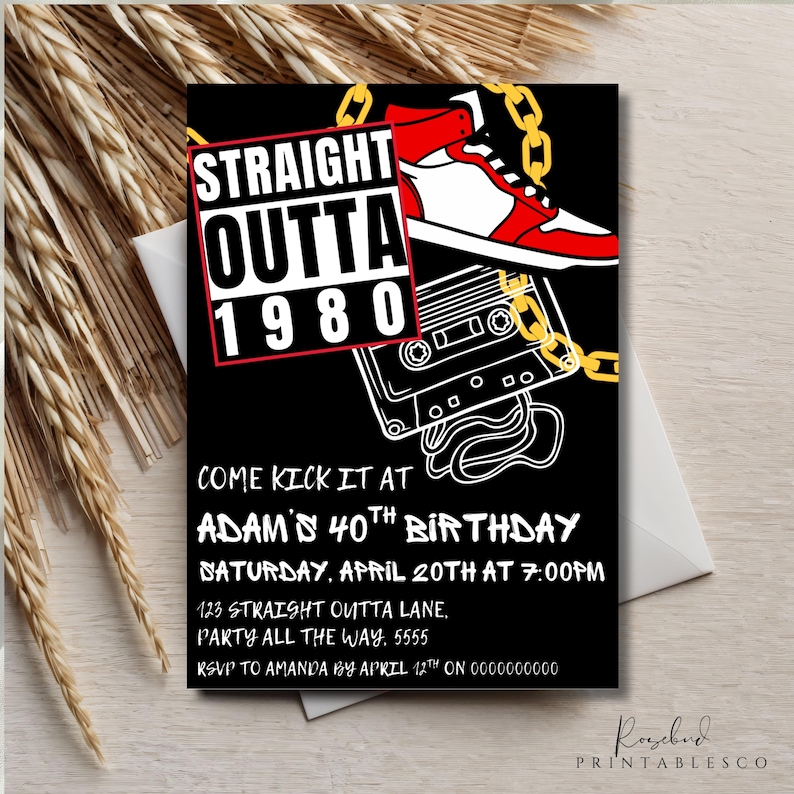 K&ouml;nnte beinhalten: Schwarz-wei&szlig;e Geburtstagseinladung mit dem Text "Straight Outta 1980" in Rot und Gelb. Die Einladung zeigt ein Kassettenband, eine goldene Kette und einen rot-wei&szlig;en High-Top-Sneaker.