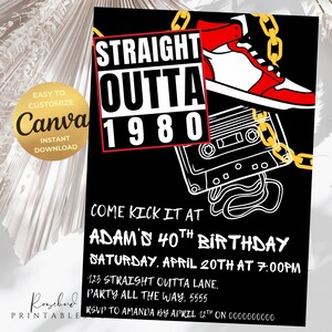 K&ouml;nnte beinhalten: Schwarz-wei&szlig;e Geburtstagseinladung mit goldenen Ketten, einem Kassettenband und einem rot-wei&szlig;en Turnschuh. Der Text lautet "Straight Outta 1980" und "Come Kick It At Adam's 40th Birthday".