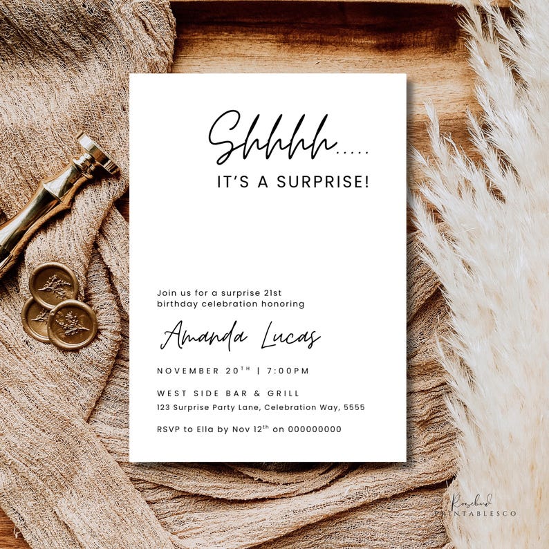 Pu&ograve; includere: Un biglietto d'invito bianco con la scritta "Shhhh... IT'S A SURPRISE!" in un carattere elegante. Il biglietto include i dettagli per una festa di compleanno per i 21 anni in onore di Amanda Lucas, con data, ora e luogo. Sigilli di cera dorati e un timbro di cera sono visibili.
