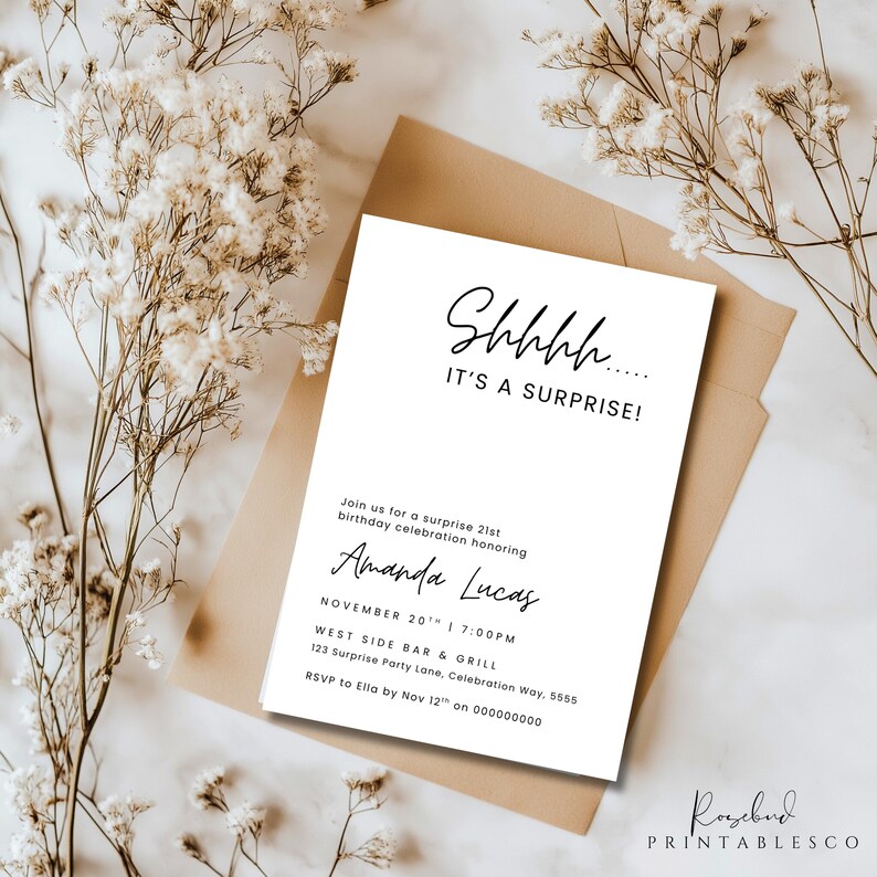 Pu&ograve; includere: Un biglietto d'invito bianco con testo nero che recita "Shhhh... IT'S A SURPRISE!" e i dettagli per una festa di compleanno per i 21 anni. Il biglietto &egrave; su una busta marrone, con fiori secchi sullo sfondo.