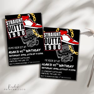 K&ouml;nnte beinhalten: Schwarz-wei&szlig;e Geburtstagseinladung mit einem rot-wei&szlig;en Basketballschuh, einer goldenen Kette und einem Kassettenband. Der Text lautet "Straight Outta 1980" und "Come Kick It At Adam's 40th Birthday".