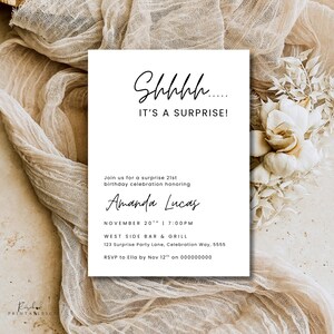 Pu&ograve; includere: Un biglietto d'invito bianco con testo nero che recita "Shhhh... IT'S A SURPRISE!" che annuncia una festa a sorpresa per il 21&deg; compleanno di Amanda Lucas. La carta include data, ora, luogo e informazioni RSVP. Lo sfondo presenta tessuto dai toni neutri e accenti floreali.