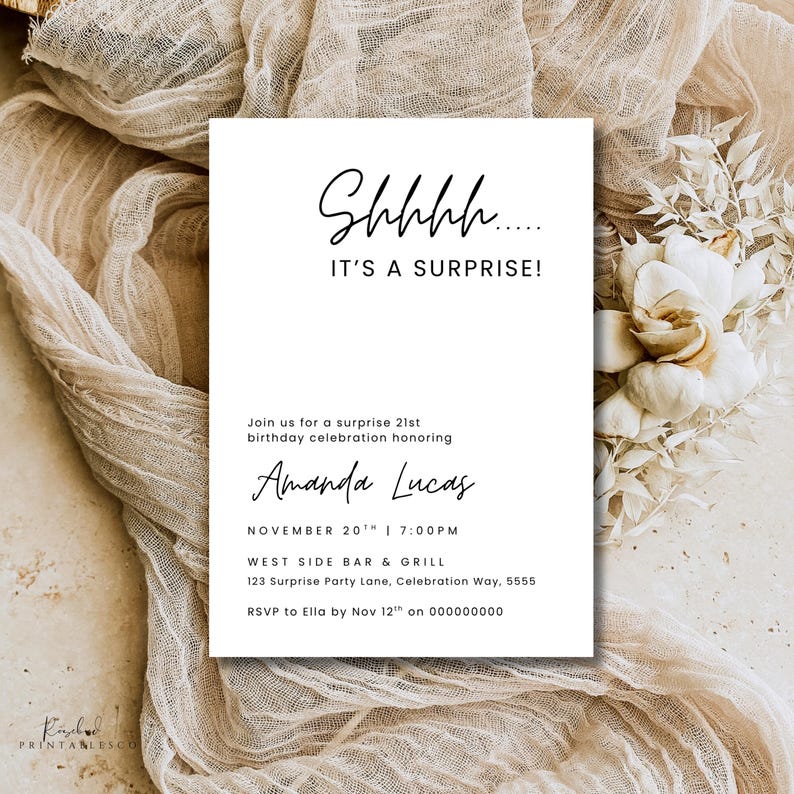 Pu&ograve; includere: Un biglietto d'invito bianco con testo nero che recita "Shhhh... IT'S A SURPRISE!" che annuncia una festa a sorpresa per il 21&deg; compleanno di Amanda Lucas. La carta include data, ora, luogo e informazioni RSVP. Lo sfondo presenta tessuto dai toni neutri e accenti floreali.