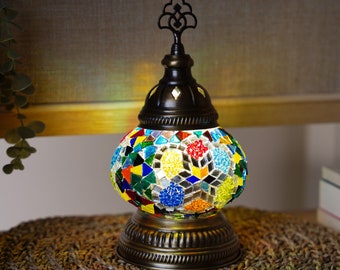 Lampada da terra Boho colorata, lampada marocchina, lampada da tavolo turca, lampada da tavolo con lampadina a LED, regali di inaugurazione della casa, decorazione del comodino, lampada souvenir