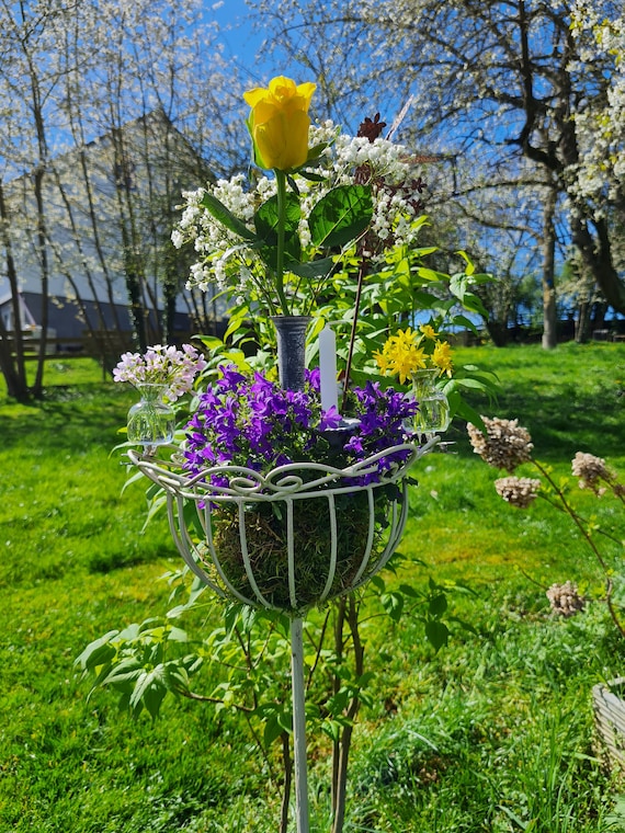 Korb am Stab, Blumentopf, Blumenstab, Blumenkorb, Gartenstecker