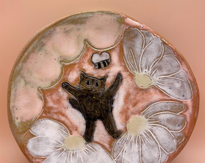 Handmade Cat & Daisy Plate: Hand-Painted Ceramic Dish (15cm)