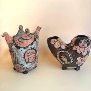 Handgemaakte zwarte kleivaas met roze hart en grillige gezichten – Bud Vase