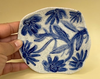 Handmade Ceramic Daisy Coaster: Sgraffito Floral Spoon Rest