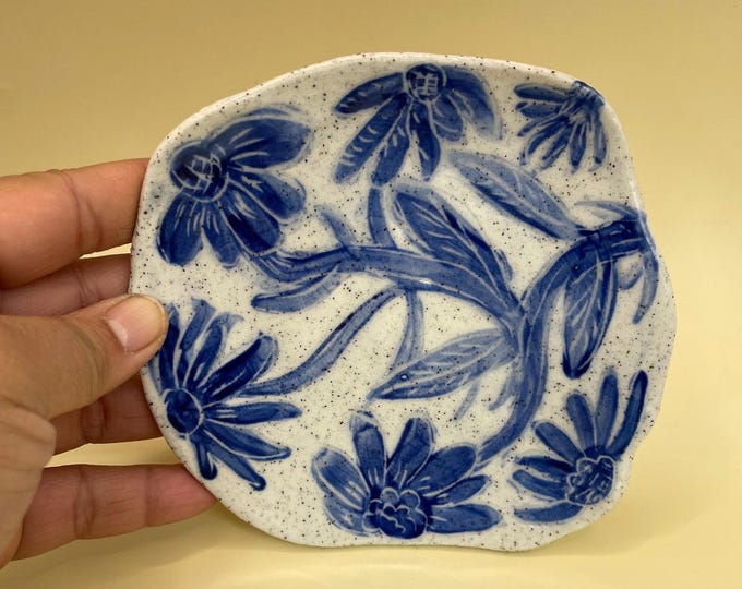 Handmade Ceramic Daisy Coaster: Sgraffito Floral Spoon Rest