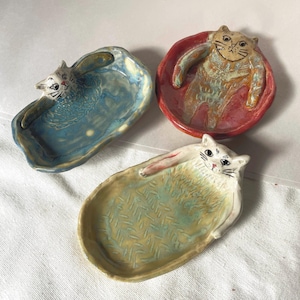 Plato para salsa hecho a mano. Plato para anillos. Plato pequeño para gatos. Vajilla artesanal. Regalos para amantes de los gatos. Cerámica artesanal. REGALOS.