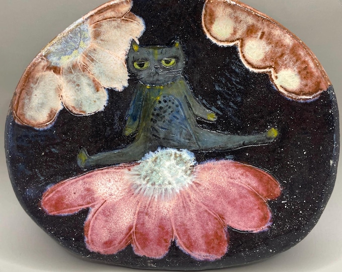 Handmade Floral Cat Plate: Whimsical Pottery, Original Design (14-16cm)