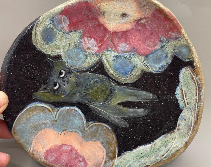 Handmade Cat Cake Plate: Whimsical Floral Pottery, Original Design (14cm)