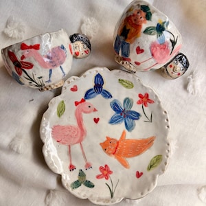 Prato de cerâmica artesanal com estampa de flores (15 cm): Gato, flamingo e flores. Arte encantadora para presentear.