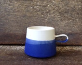 Mug de Copenhague à la main en blanc + bloc de couleur Cobalt