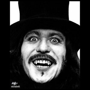 Puede incluir: Dibujo en blanco y negro de un hombre con un sombrero de copa y una sonrisa siniestra. Tiene el pelo largo y oscuro y un bigote. El dibujo está firmado "chuckhodi" en la esquina inferior izquierda.